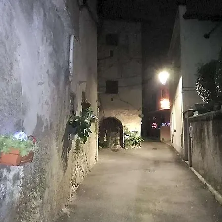 A Due Passi Dal Castello