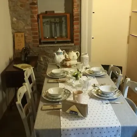 A Due Passi Dal Castello Bed and Breakfast Σόμα Λομπάρντο