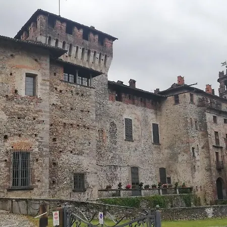 A Due Passi Dal Castello Frühstückspension *